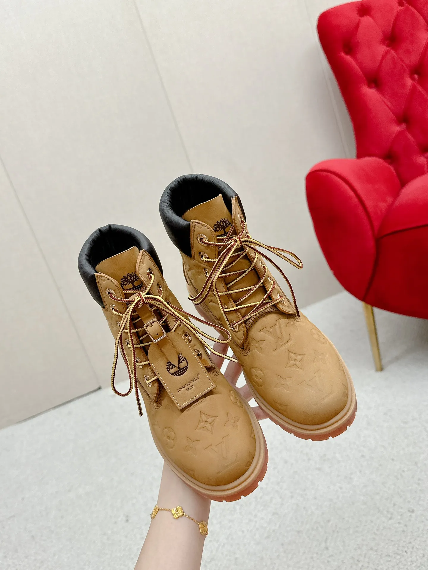 👟👟Ex-factory price 700👟👟 LV’s unbeatable co-branded Martin boots grandly launch Louis Vuitton x Timberland boots. LV x Timberland Timberland co-branded presbyopic rhubarb boots and ankle boots. LV x Timberland ankle boots are made of Monogram embossed waterproof nubuck cow leather. Relying on the brand's exquisite craftsmanship, the classic Timberland 6-inch boot shape is carefully reshaped in Italy, making an eye-catching appearance in American workwear style. Women's size 35-40 (41 is custom-made and non-refundable)